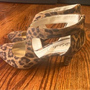 Women’s high heels. Life Stride Soft System. Size 9. Leopard print.